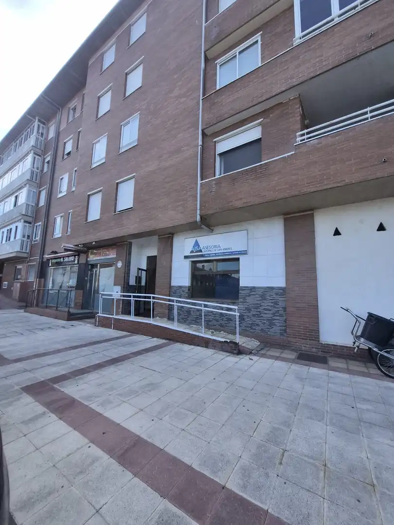 Vista exterior de Local en venta en León Capital 