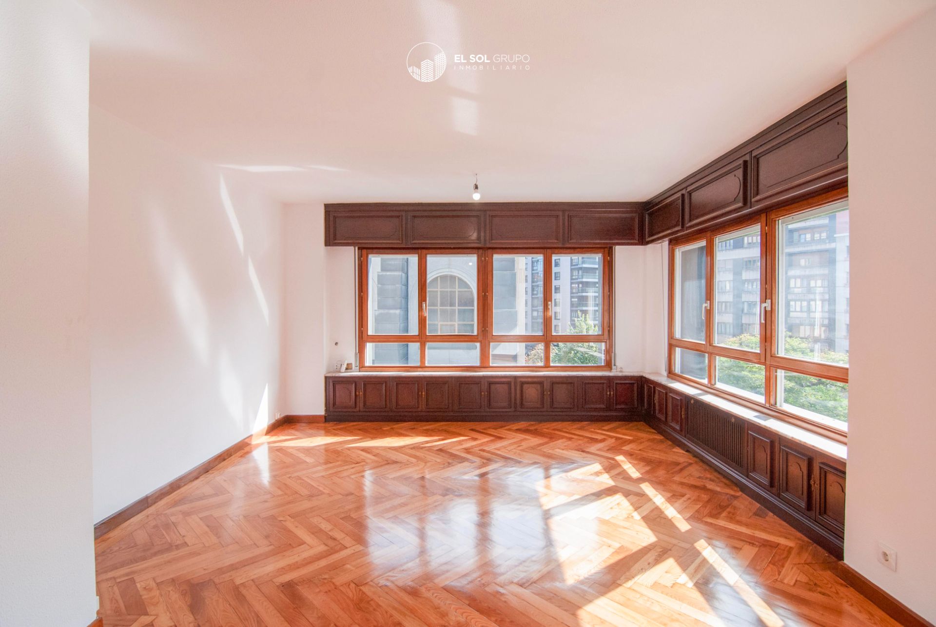 Living room of Flat for sale in Gijón   with Heating, Parquet flooring and Storage room