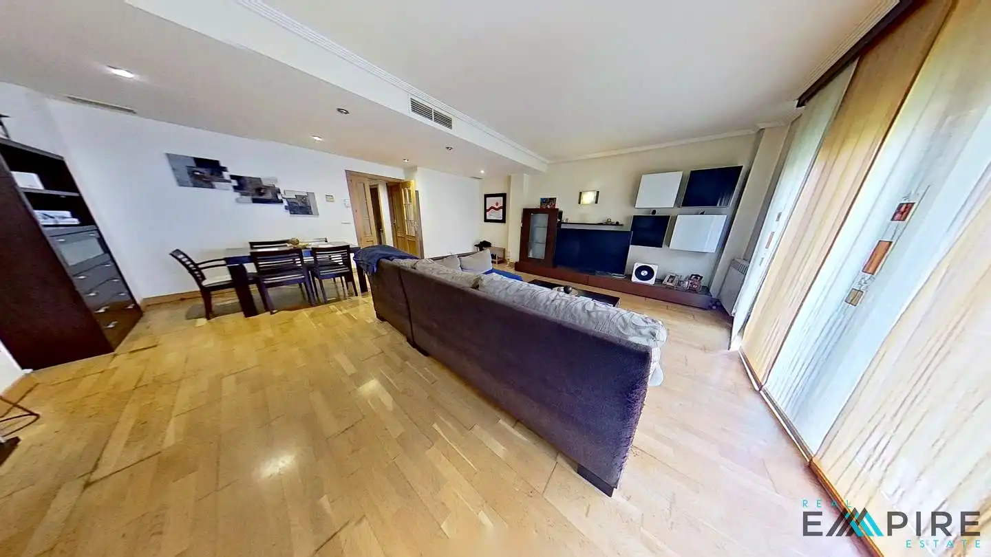 Sala d'estar de Casa adosada en venda en Parla amb Aire condicionat, Calefacció i Jardí privat
