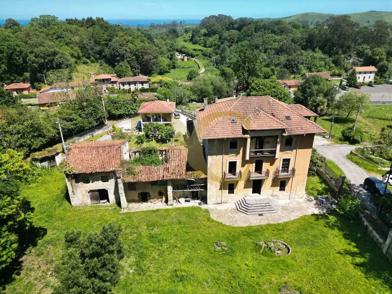 Vista exterior de Casa o xalet en venda en Llanes amb Jardí privat, Terrassa i Traster