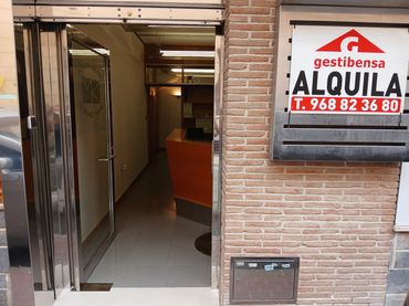 Local comercial en alquiler en Calle Adrián Viudes 2