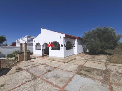 Vista exterior de Casa o xalet en venda en Chiclana de la Frontera amb Terrassa