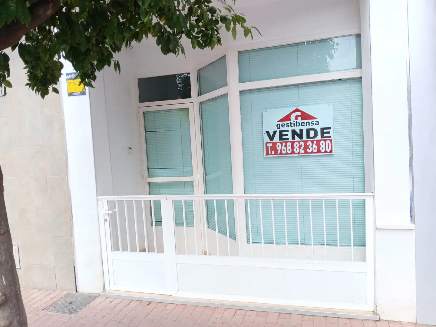 Local comercial en venda a Avenida Monteazahar 7