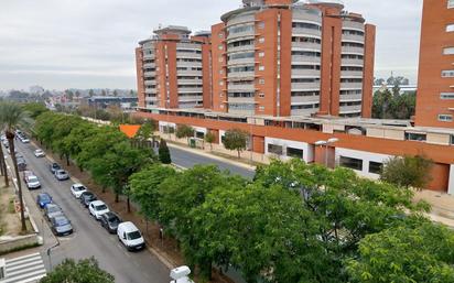 Exterior view of Flat for sale in  Sevilla Capital  with Air Conditioner and Storage room