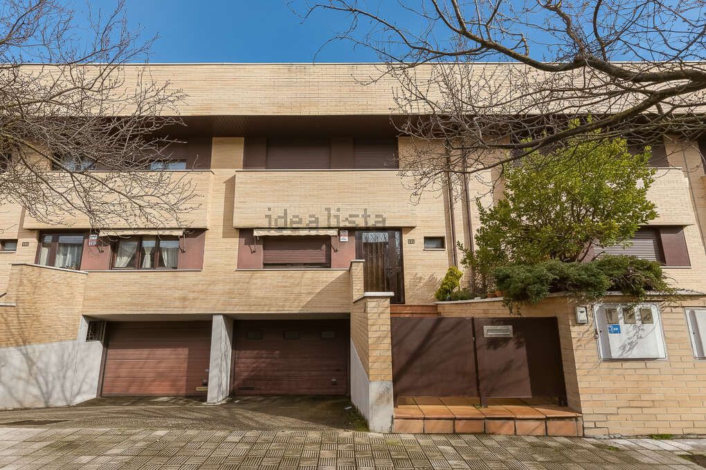 Vista exterior de Casa adosada en venta en Aranguren con Calefacción, Terraza y Trastero