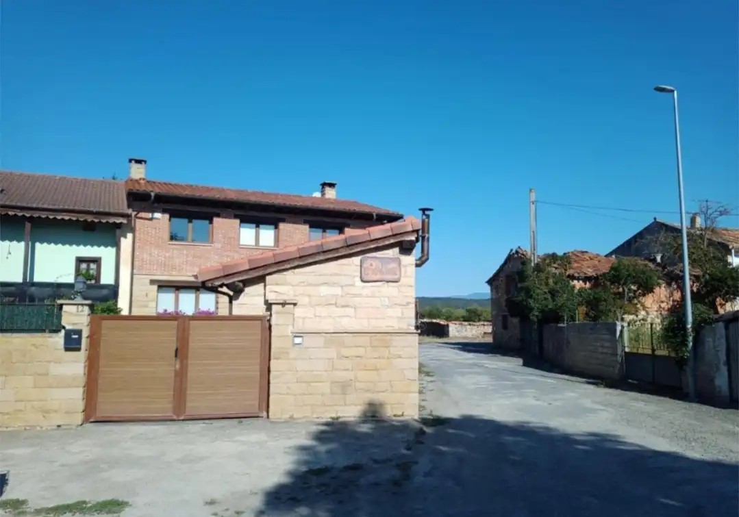 Außenansicht von Haus oder Chalet zum Verkauf in Medina de Pomar mit Heizung und Privatgarten