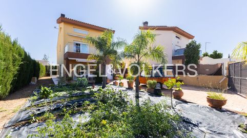 Descubra el lujo familiar en San Antonio de Benagéber casa de 5 dormitorios con terraza, balcón y jardín privado, luminosa y list