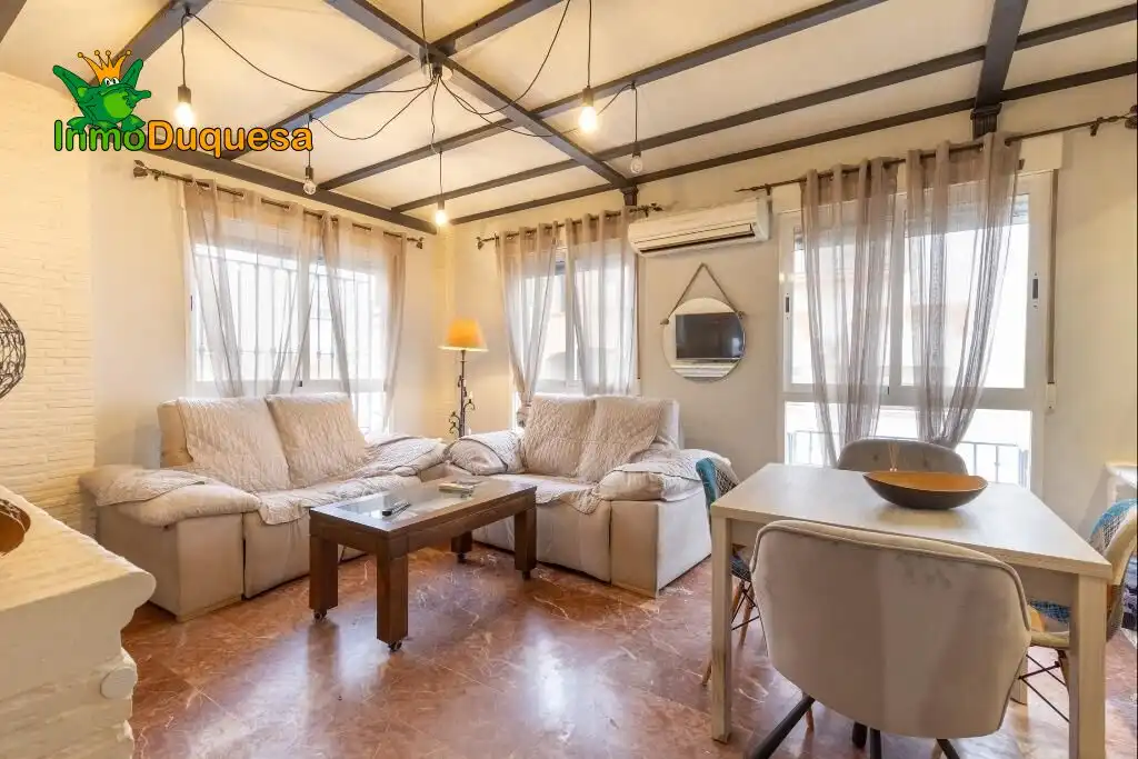 Sala de estar de Casa adosada en venta en Granada con Aire acondicionado, Calefacción y Jardín privado