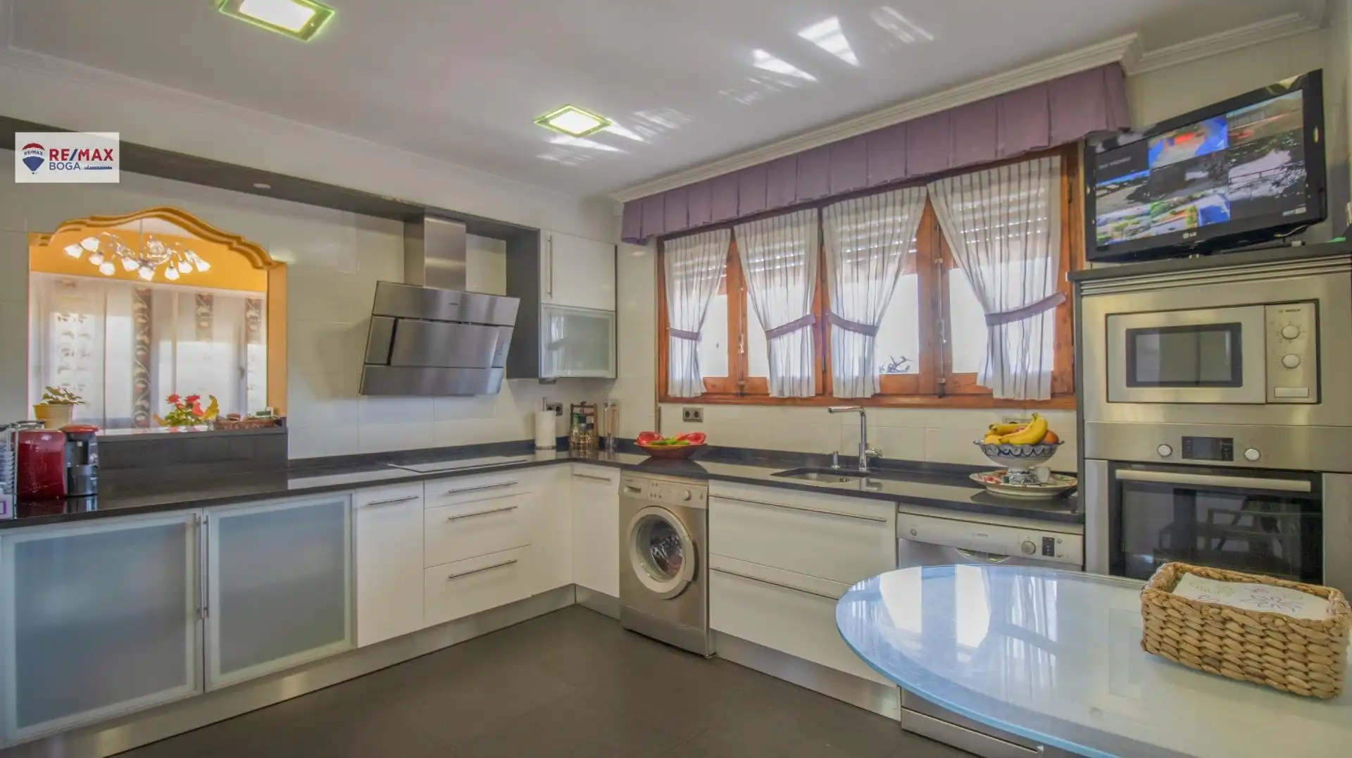 Cuina de Casa o xalet en venda en Oyón-Oion amb Aire condicionat, Jardí privat i Parquet