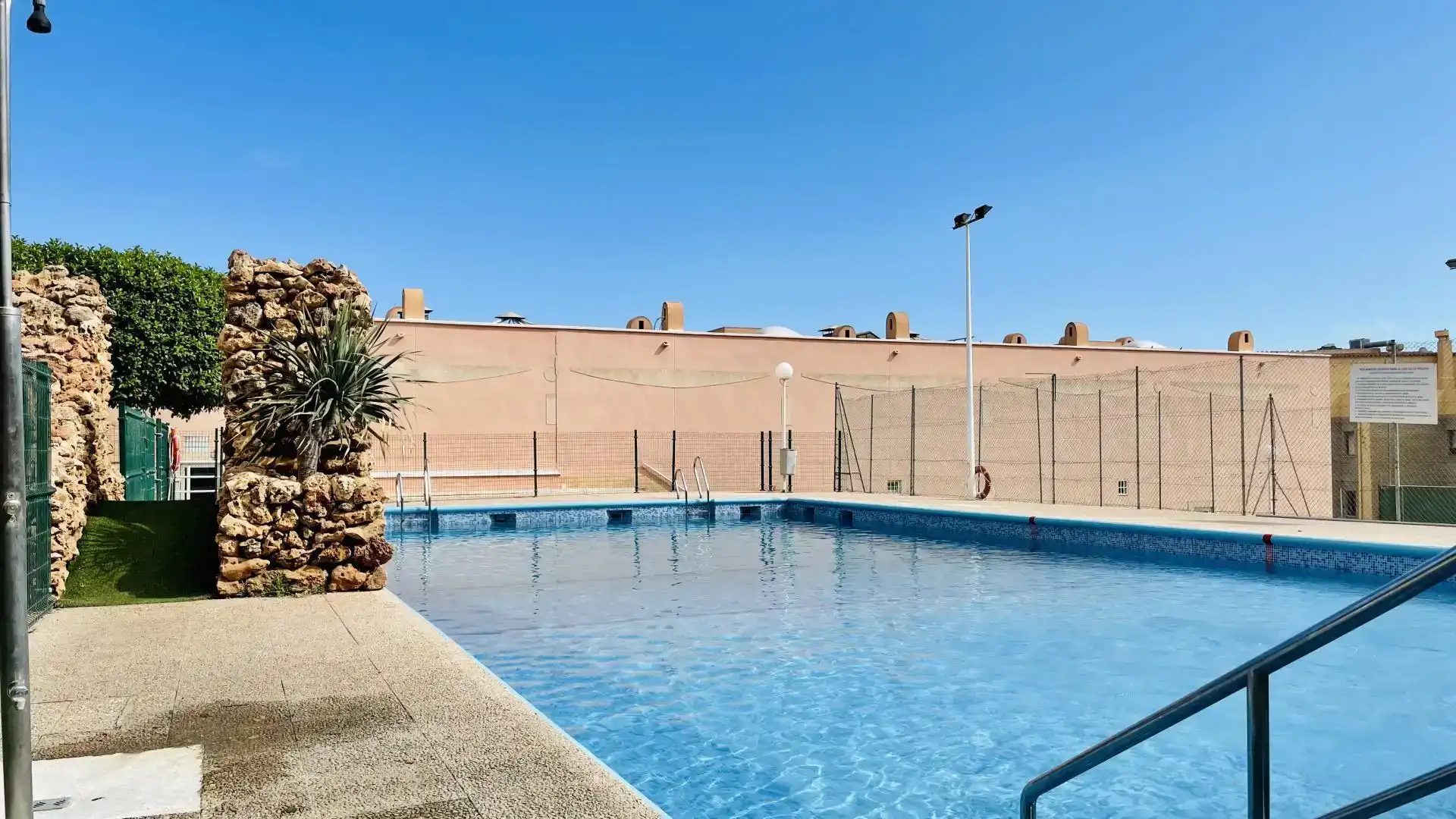 Piscina de Apartament de lloguer en Roquetas de Mar
