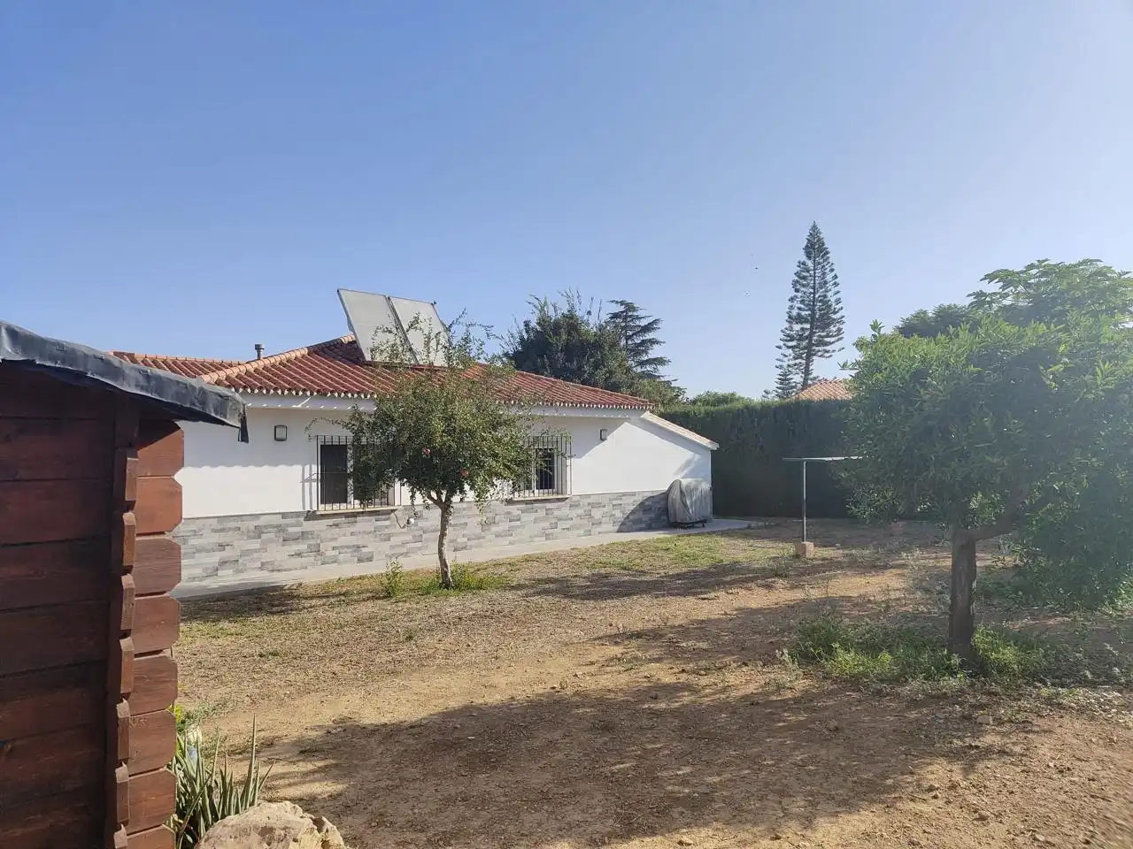Vista exterior de Casa o xalet de lloguer en Alhaurín de la Torre amb Aire condicionat, Jardí privat i Piscina