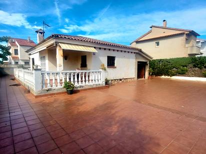 Vista exterior de Casa o xalet en venda en Creixell amb Jardí privat, Terrassa i Moblat