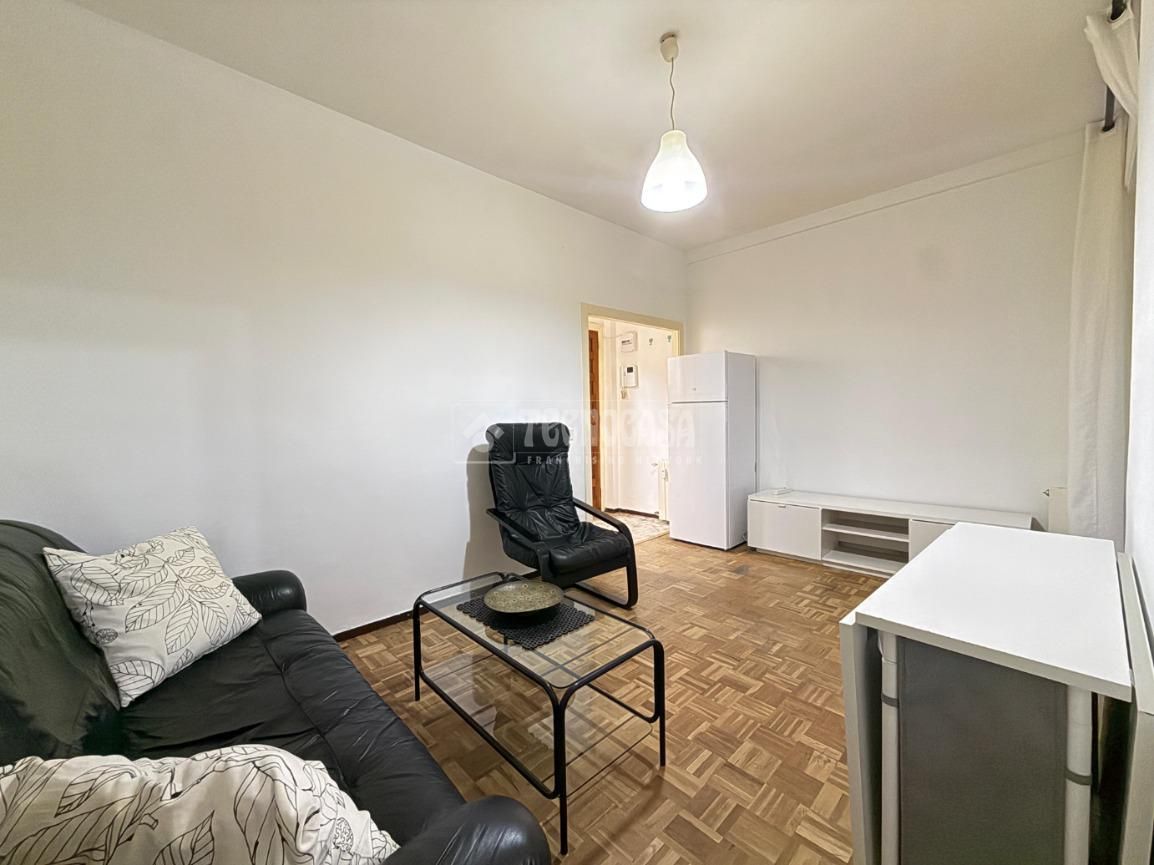 Sala d'estar de Pis de lloguer en  Madrid Capital amb Calefacció, Parquet i Moblat