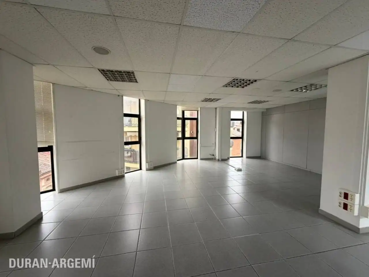 Büro zur Miete in Terrassa mit Heizung