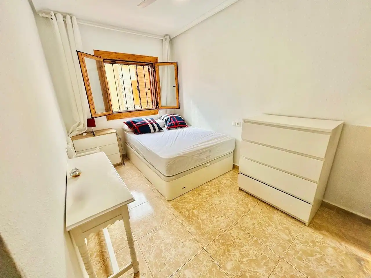 Habitación de Casa adosada de alquiler en Pilar de la Horadada con Aire acondicionado, Calefacción y Jardín privado