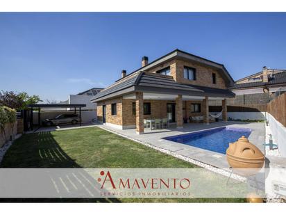 Vista exterior de Casa o xalet en venda en Paracuellos de Jarama amb Aire condicionat, Terrassa i Piscina