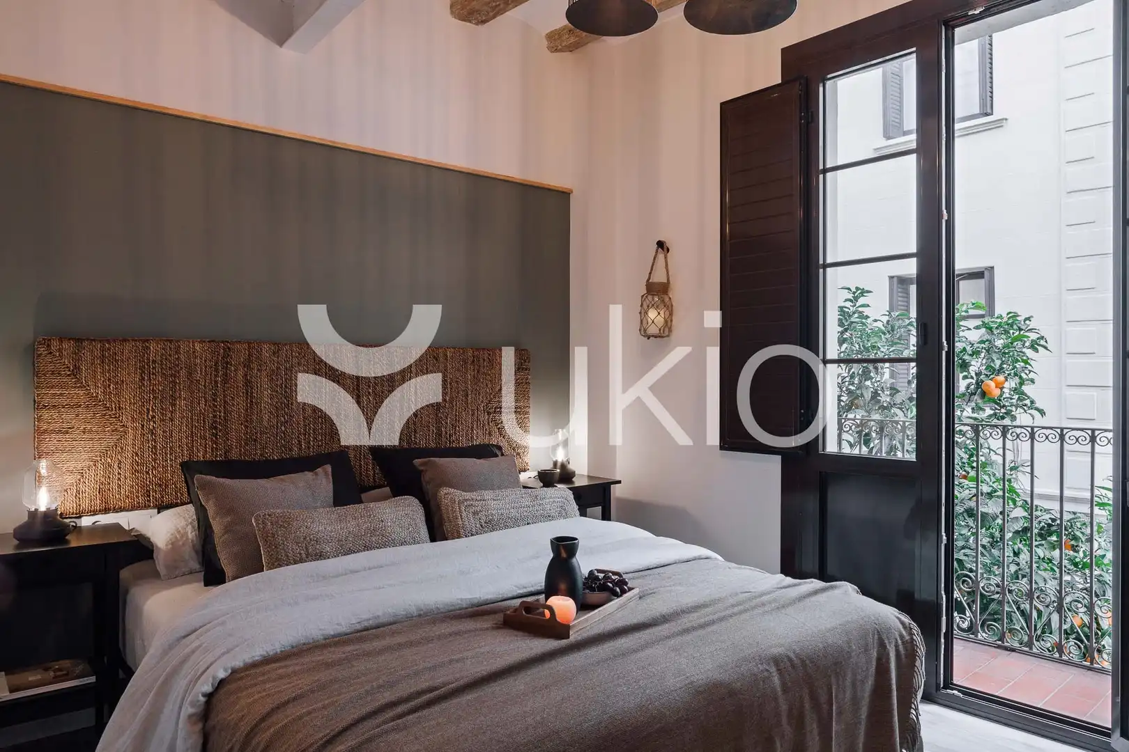 Dormitori de Apartament de lloguer en Barcelona amb Aire condicionat, Moblat i Rentadora