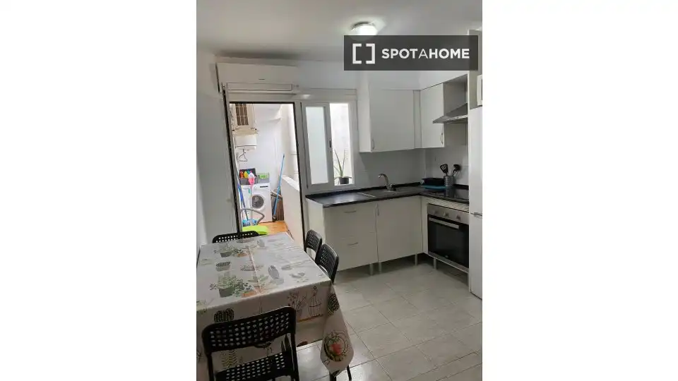 Kitchen of Flat for share in Valencia  with Air Conditioner, Heating and Furnished