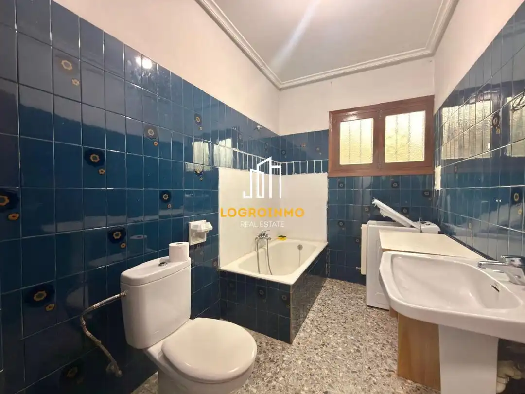 Bathroom of Houses for sale in Tricio  with Heating, Private garden and Parquet flooring