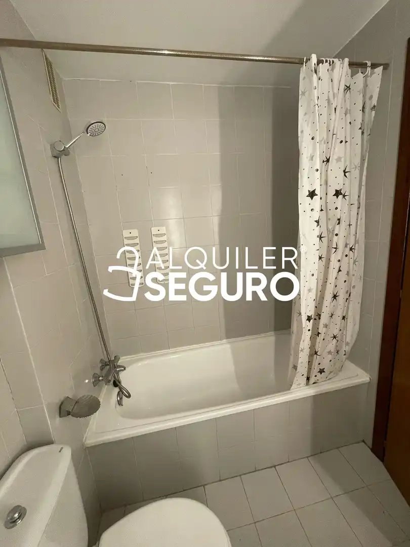 Bathroom of Flat for rent in Madrid  with Heating, Terrace and Swimming Pool