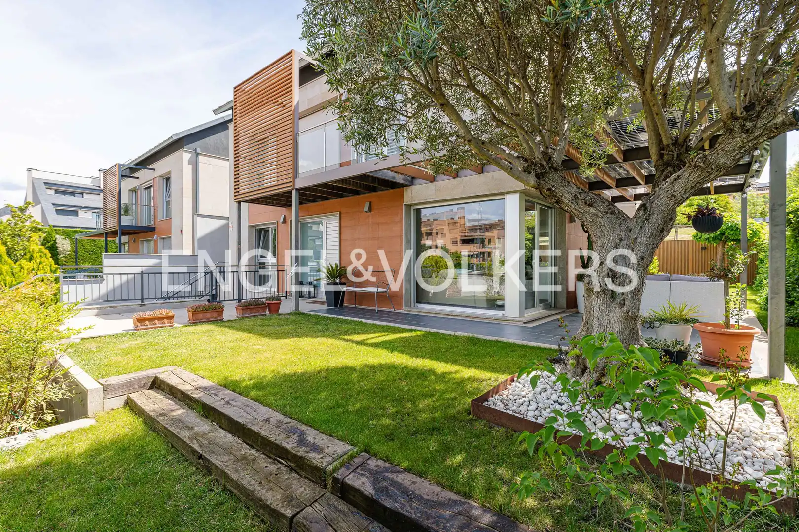Vista exterior de Casa adosada en venta en Las Rozas de Madrid con Aire acondicionado, Calefacción y Jardín privado