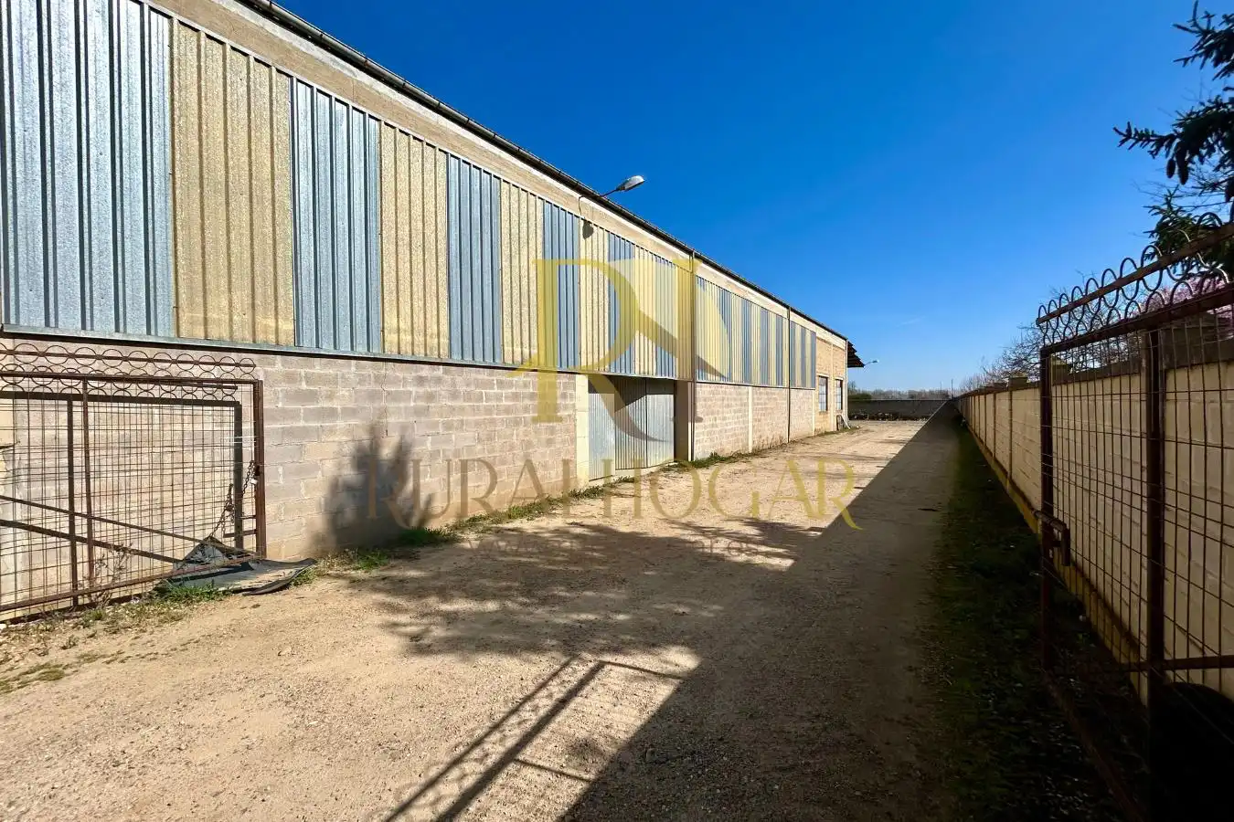 Außenansicht von Fabrikhallen zum Verkauf in La Bañeza 