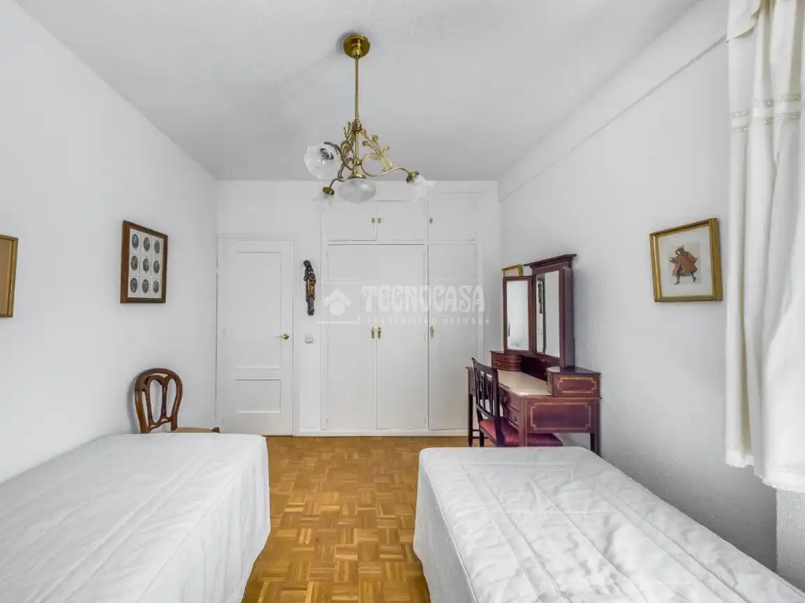 Bedroom of Flat for sale in Madrid  with Air Conditioner, Heating and Parquet flooring