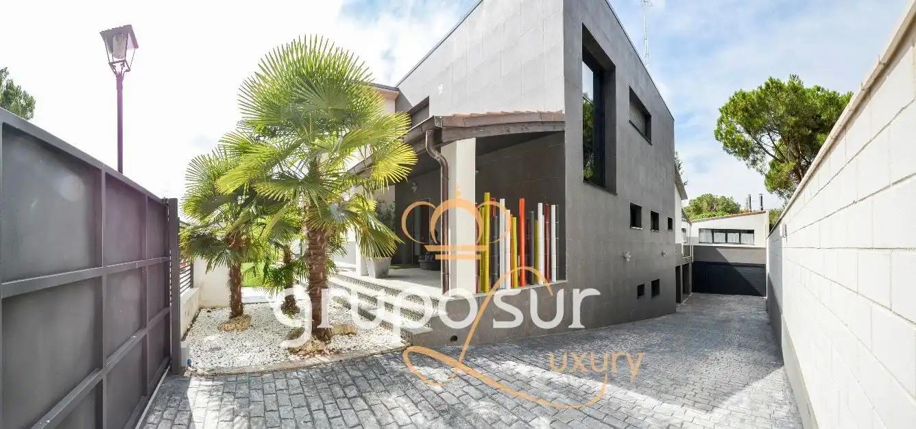 Vista exterior de Casa o xalet en venda en Valladolid amb Aire condicionat, Calefacció i Jardí privat