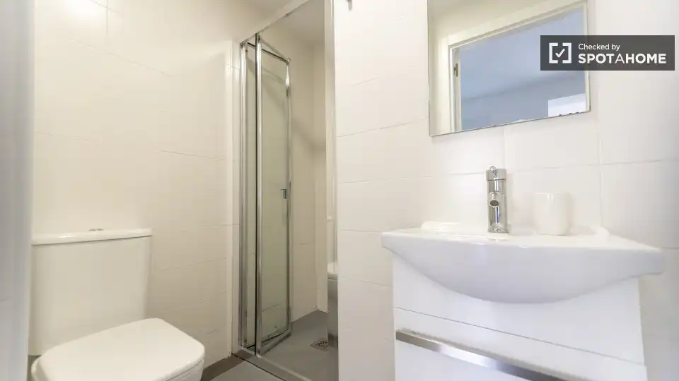 Baño de Piso de alquiler en Valencia con Aire acondicionado, Calefacción y Amueblado