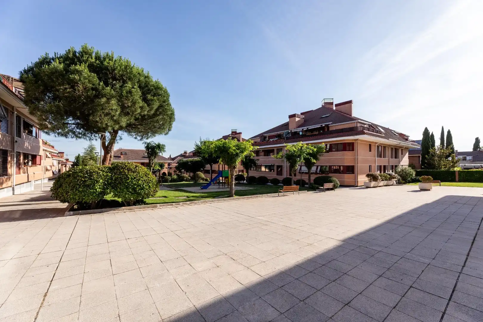 Vista exterior de Ático en venta en Las Rozas de Madrid con Aire acondicionado, Calefacción y Jardín privado