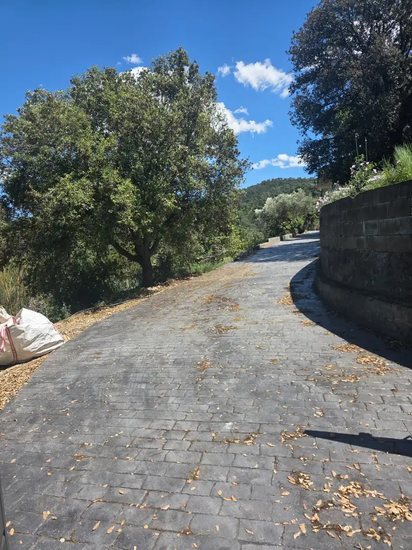 Vista exterior de Casa o xalet en venda en Torrelles de Llobregat amb Aire condicionat, Calefacció i Jardí privat