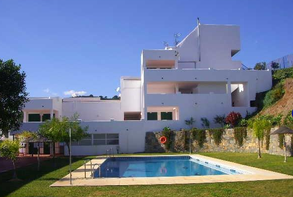 Vista exterior de Dúplex en venda en Estepona