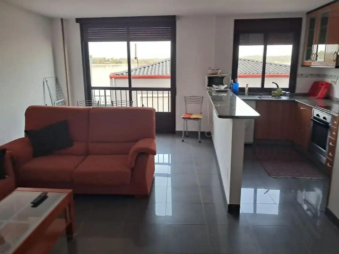 Sala d'estar de Pis de lloguer en Boiro amb Moblat i Balcó