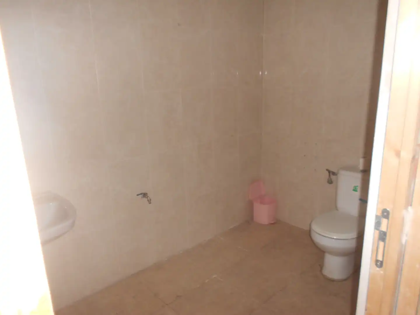 Baño de Nave industrial de alquiler en Manises con Calefacción y Alarma