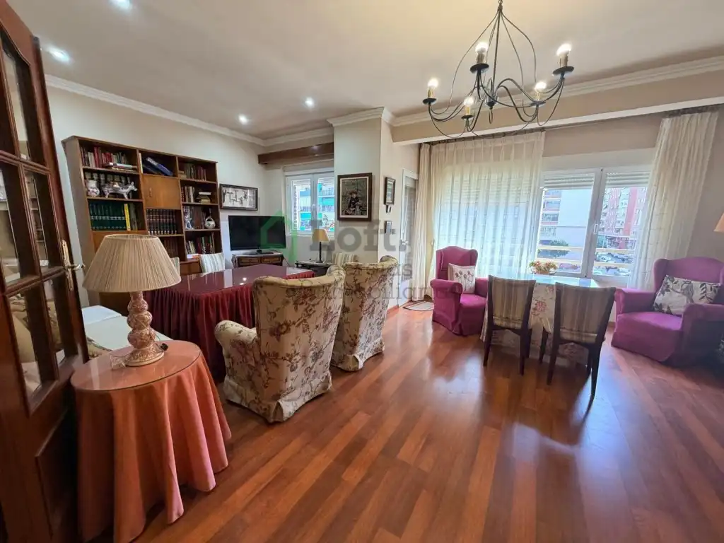 Piso con terraza en venta en Maria Auxiliadora - Barriada de Llera
