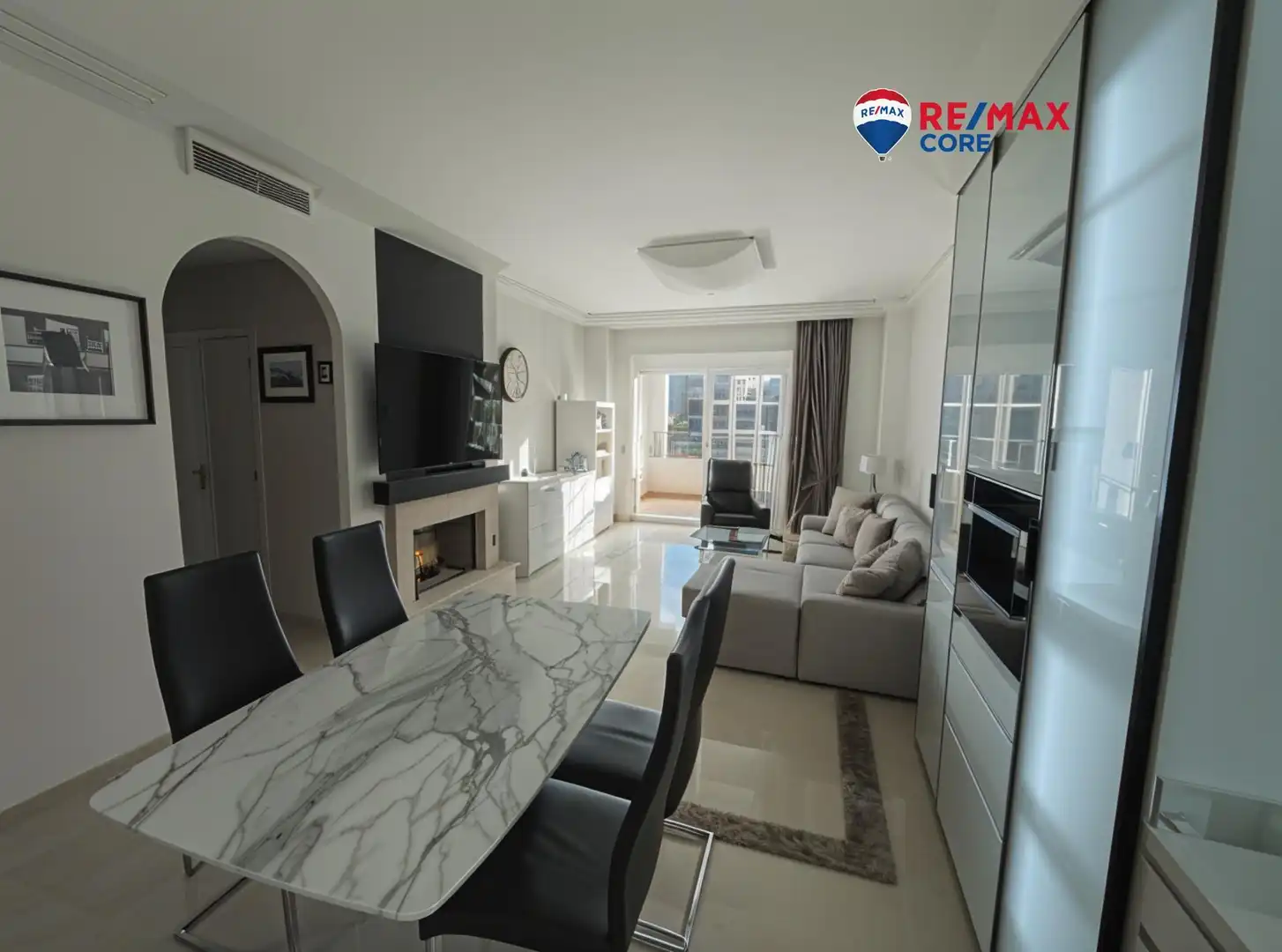 Sala d'estar de Pis en venda en Marbella amb Aire condicionat, Jardí privat i Terrassa