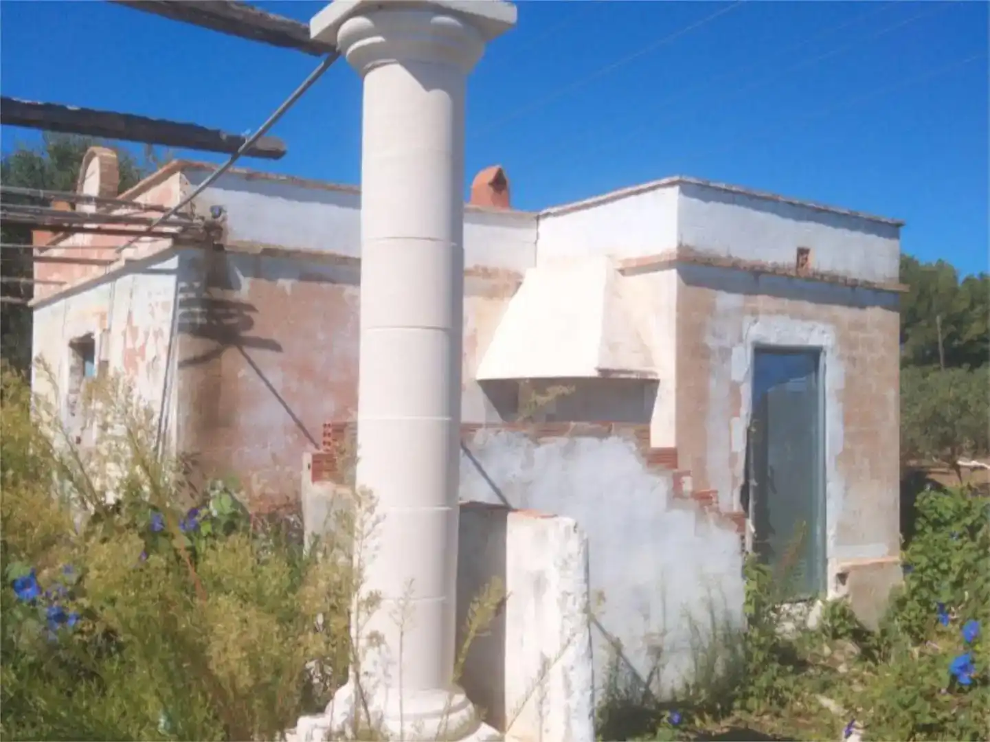 Vista exterior de Finca rústica en venda en El Vendrell amb Jardí privat, Piscina i Moblat