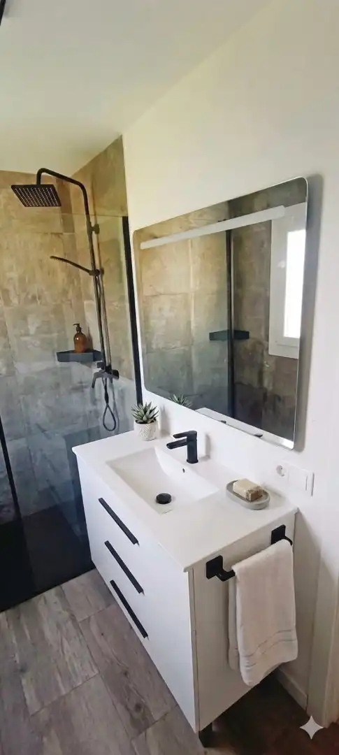 Baño de Casa adosada en venta en Bergondo con Calefacción, Jardín privado y Trastero
