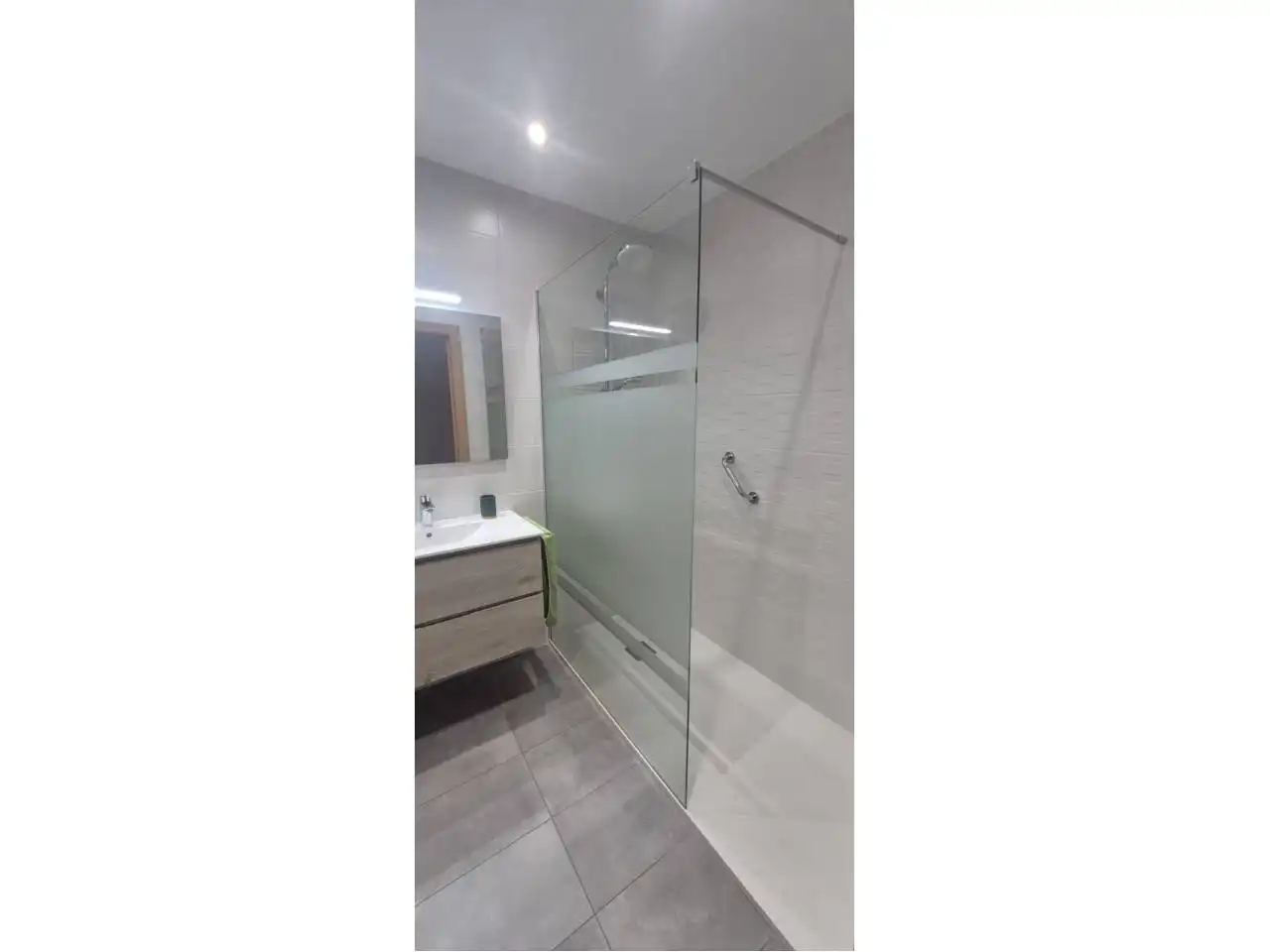 Badezimmer von Einfamilien-Reihenhaus zum Verkauf in L'Hospitalet de Llobregat mit Klimaanlage, Heizung und Parkett