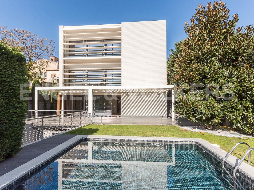 Vista exterior de Casa o chalet de alquiler en  Barcelona Capital con Aire acondicionado, Calefacción y Jardín privado