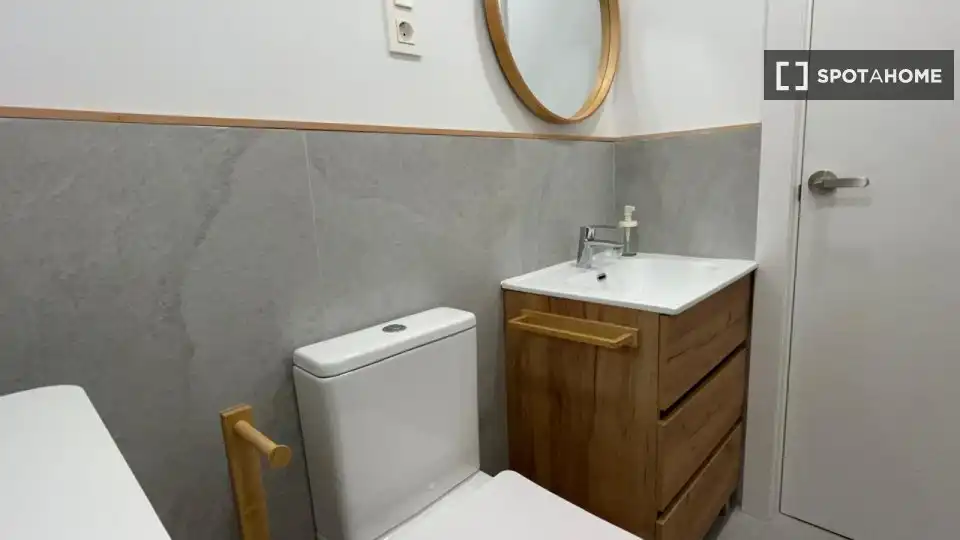 Baño de Piso para compartir en Bilbao  con Aire acondicionado, Terraza y Amueblado