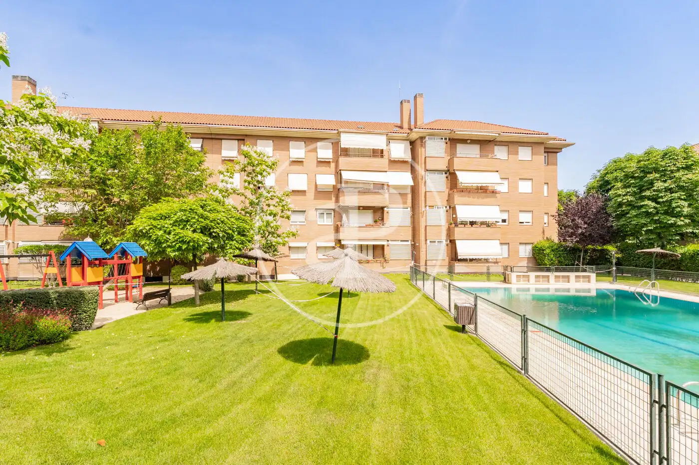 Außenansicht von Wohnung zum Verkauf in Pozuelo de Alarcón mit Klimaanlage, Heizung und Privatgarten