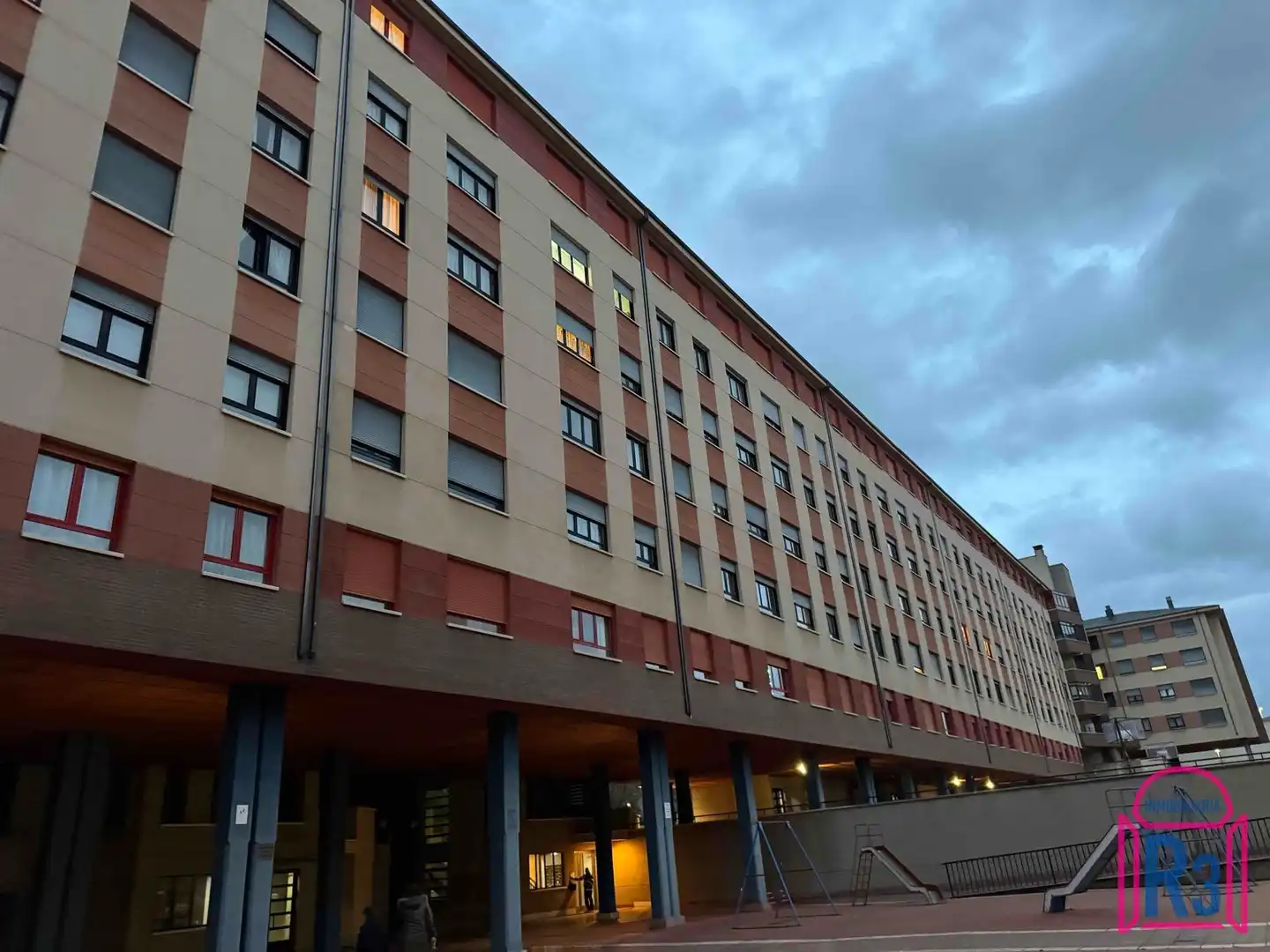 Vista exterior de Piso en venta en León Capital  con Calefacción, Terraza y Trastero