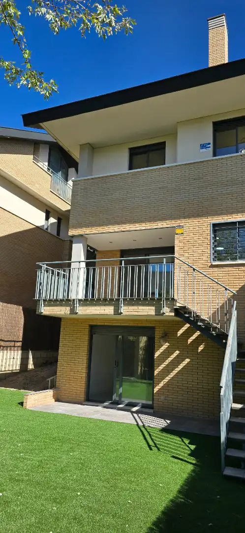 Casa pareada con piscina en venta en Calle de Ibiza