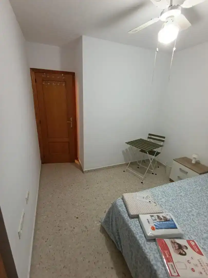 Dormitori de Pis per a compartir en San Roque amb Moblat, Forn i Rentadora