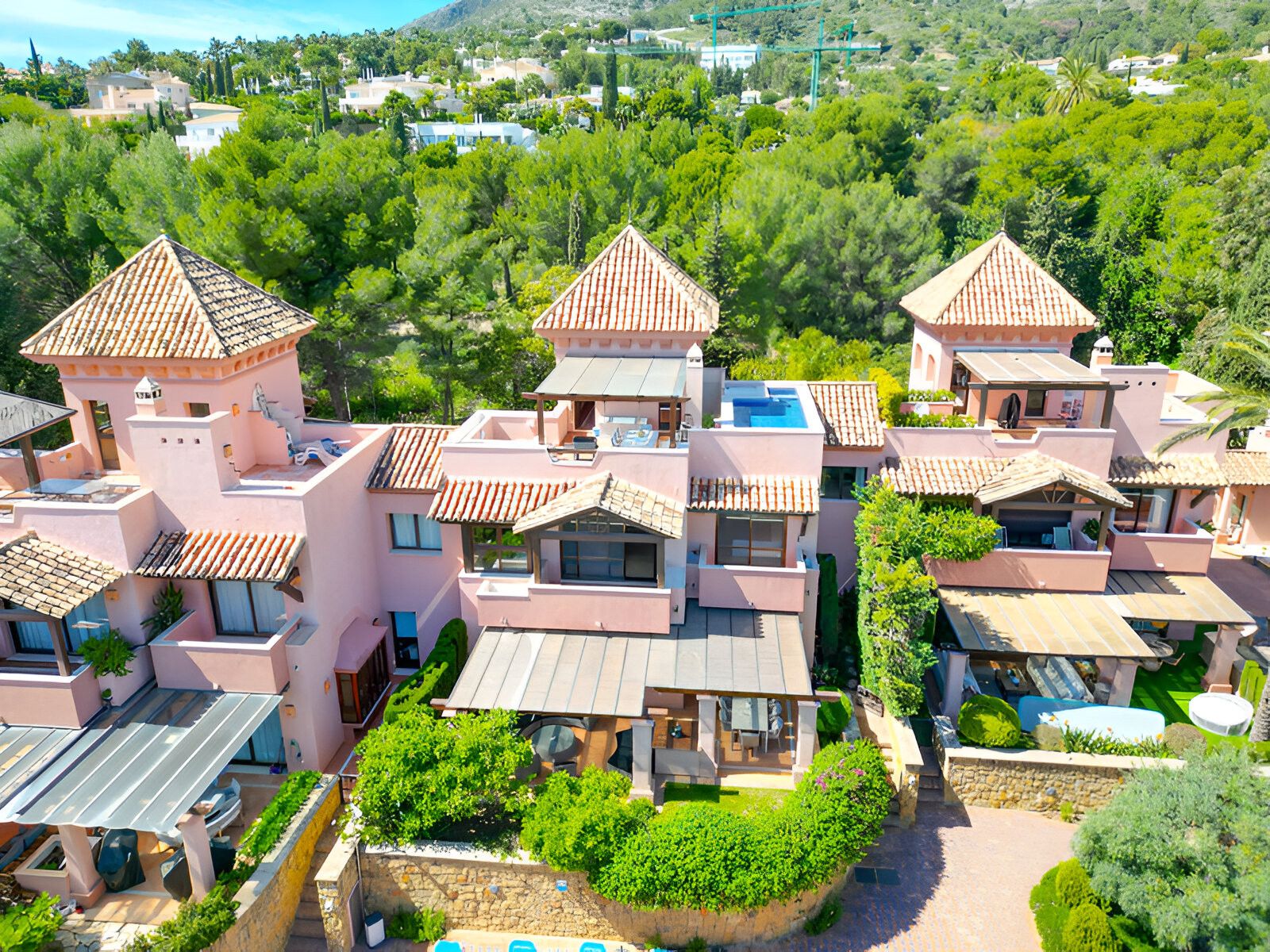 Außenansicht von Einfamilien-Reihenhaus zum Verkauf in Marbella mit Klimaanlage, Privatgarten und Terrasse