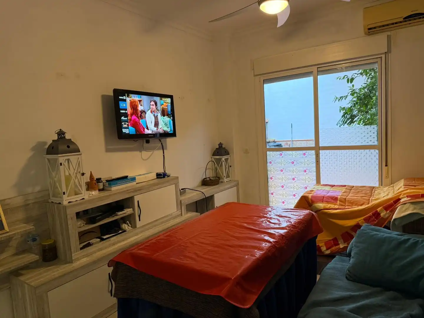 Sala d'estar de Casa adosada en venda en Utrera amb Piscina comunitària