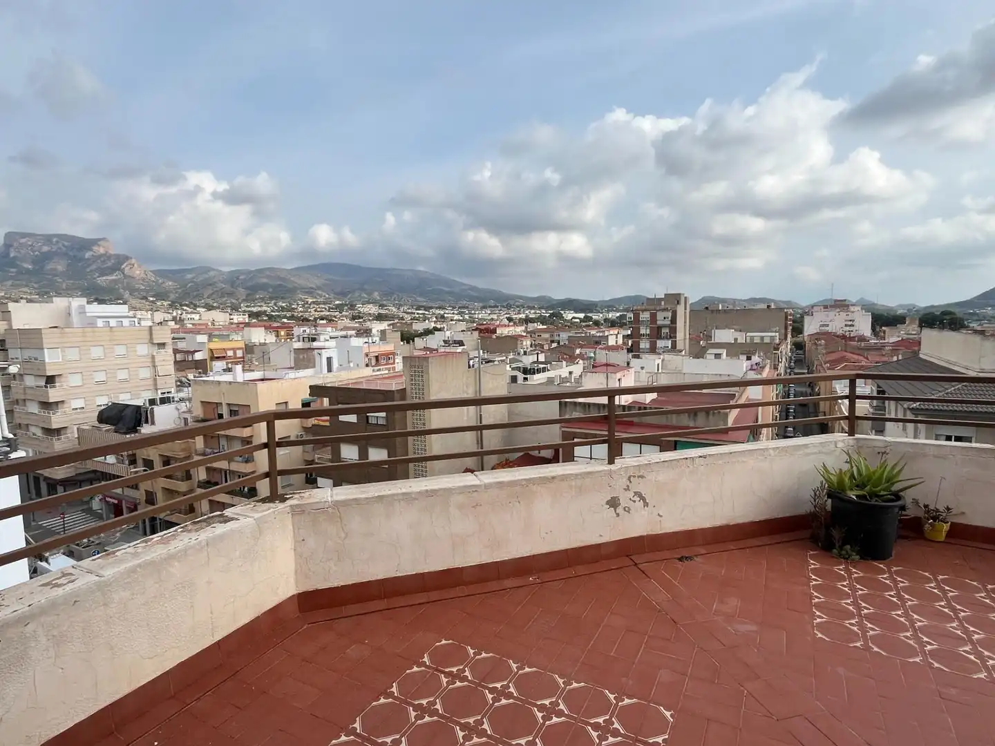 Vista exterior de Àtic en venda en Elda amb Terrassa i Balcó