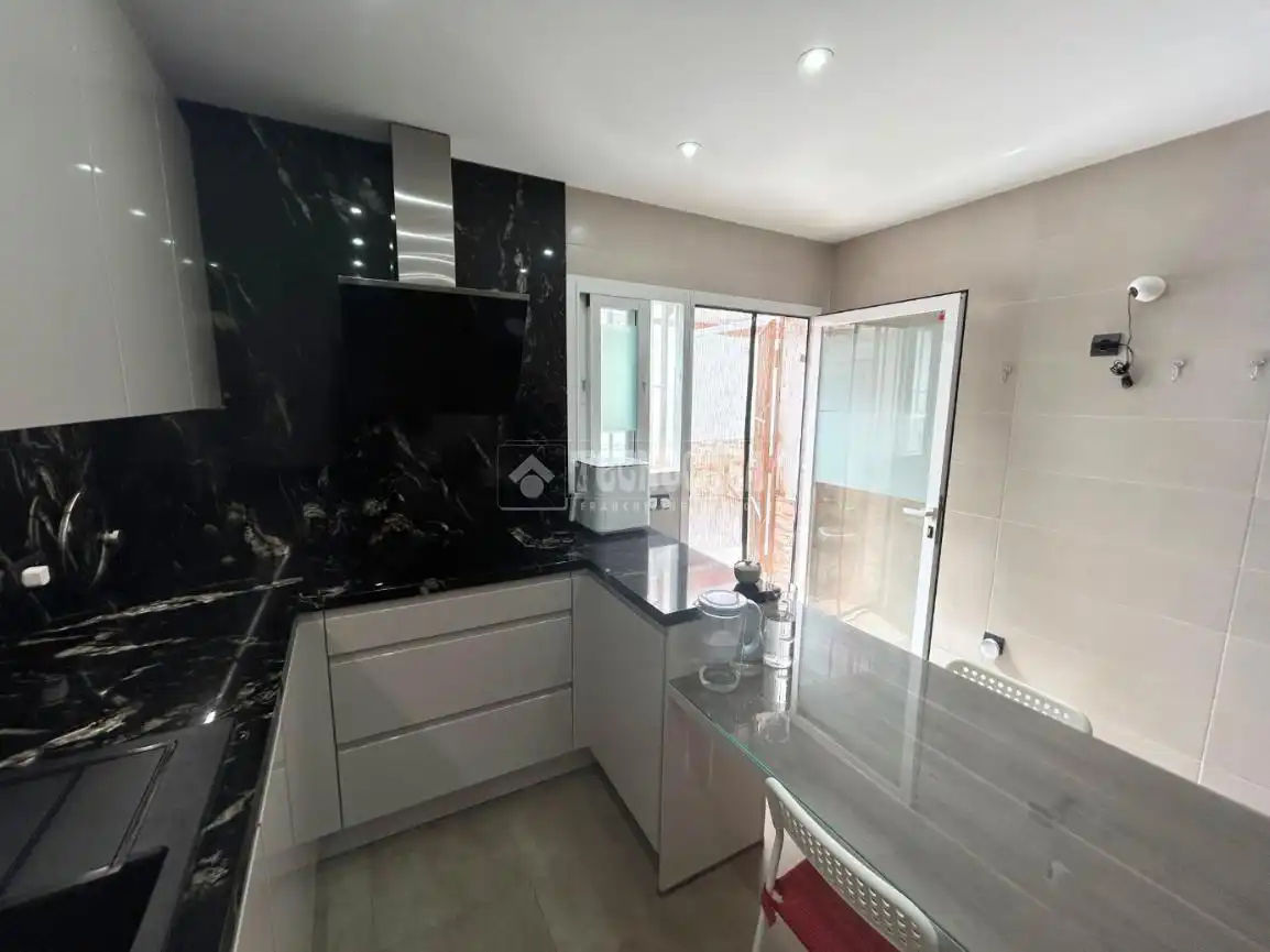 Küche von Einfamilien-Reihenhaus zum Verkauf in Fuengirola mit Klimaanlage, Terrasse und Abstellraum