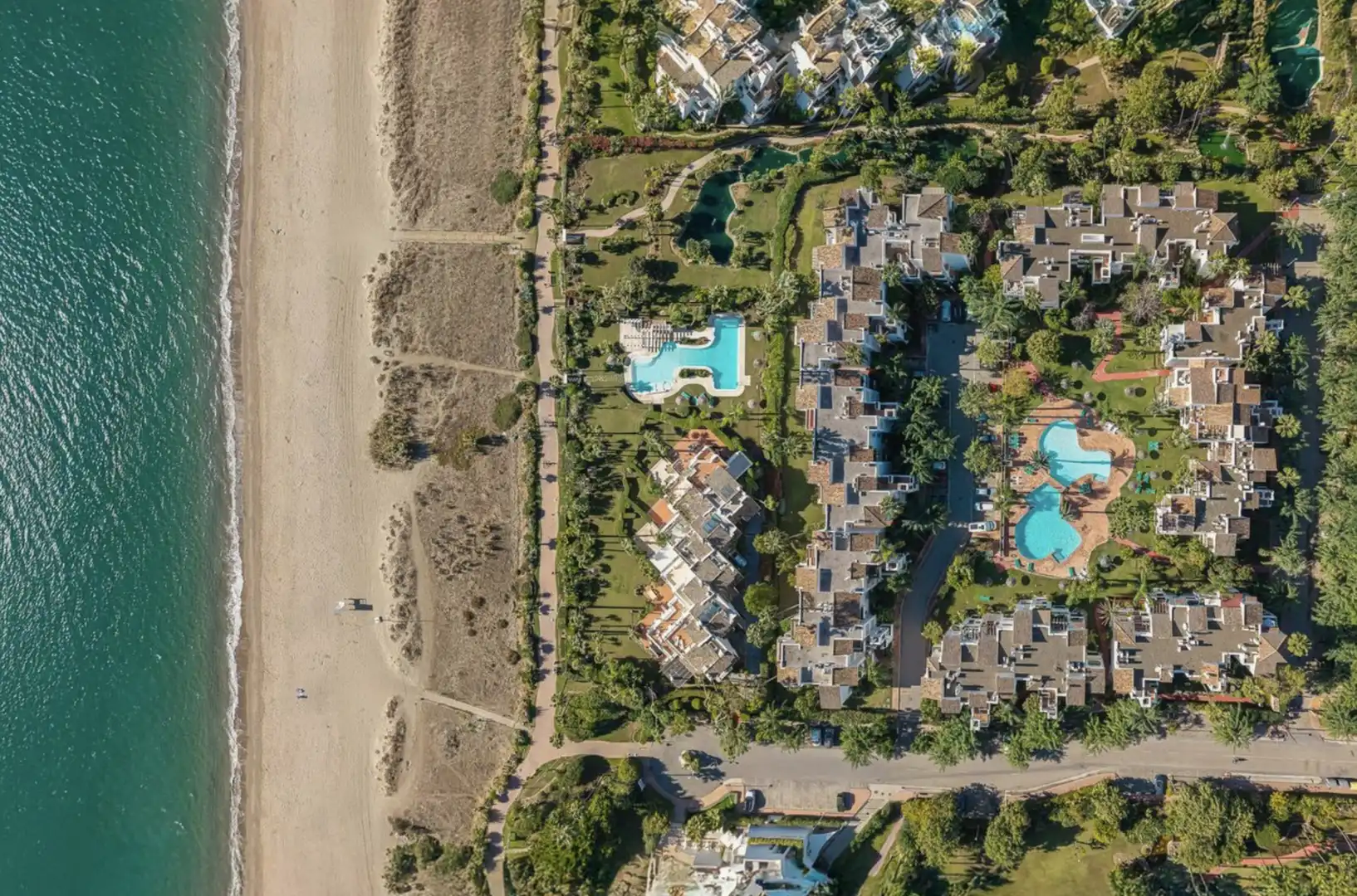 Außenansicht von Erdgeschoss zur Miete in Estepona mit Klimaanlage, Terrasse und Schwimmbad